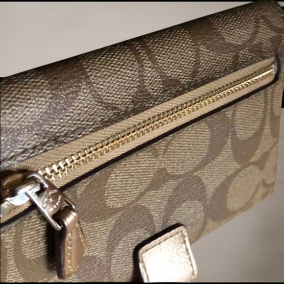 NEW Coach Wristlet - Picture 6 of 9